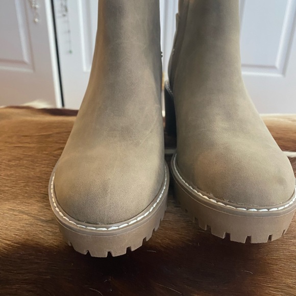 Slip on lug sole booties - Picture 9 of 11